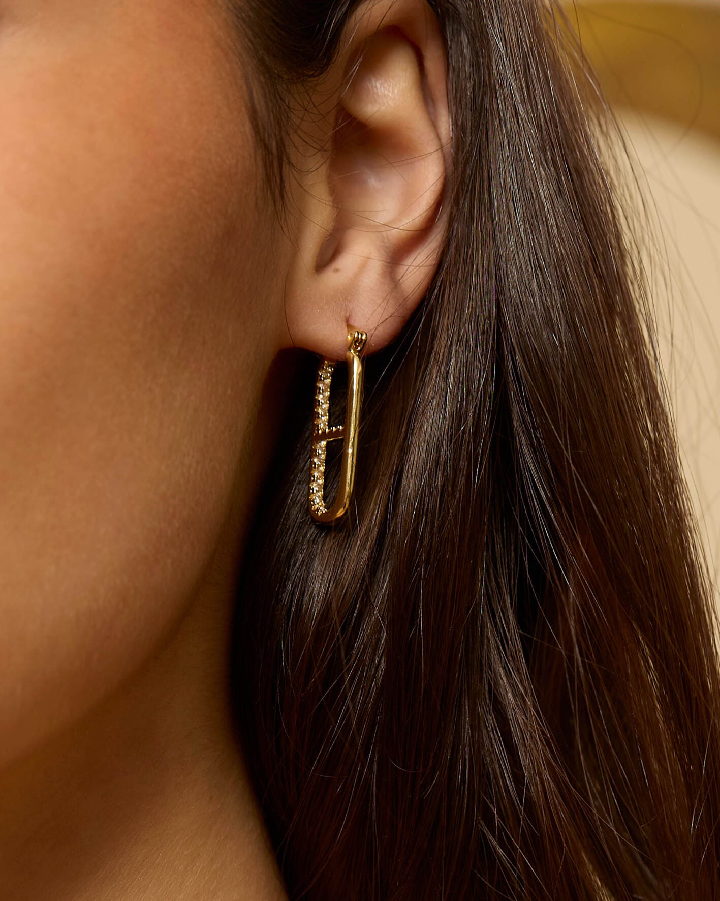 EXTRA AF HER HOOPS